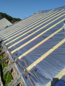 Toiture en cours de rénovation par CRFC à Breuillet