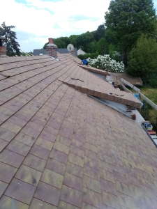 Couvreur CRFC posant des tuiles sur une toiture