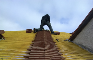 Couvreur CRFC posant des tuiles sur une toiture