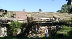 Couvreur CRFC posant des tuiles sur une toiture