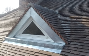 Fenêtre de toit installée sur une couverture en tuiles