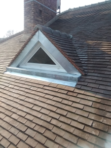 Fenêtre de toit installée sur une couverture en tuiles